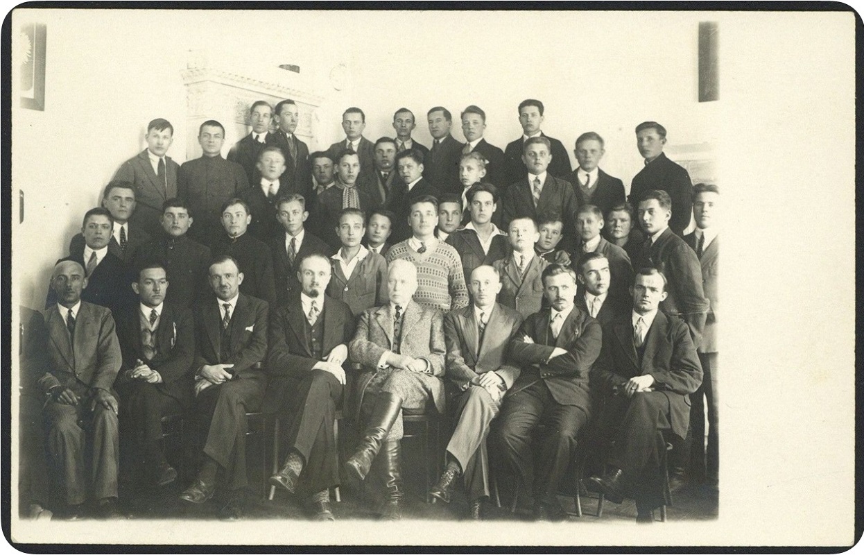 Лявон Вітан-Дубейкаўскі з настаўнікамі і навучэнцамі Дзяржаўнай школы муляраў у Вільні, 1928 год